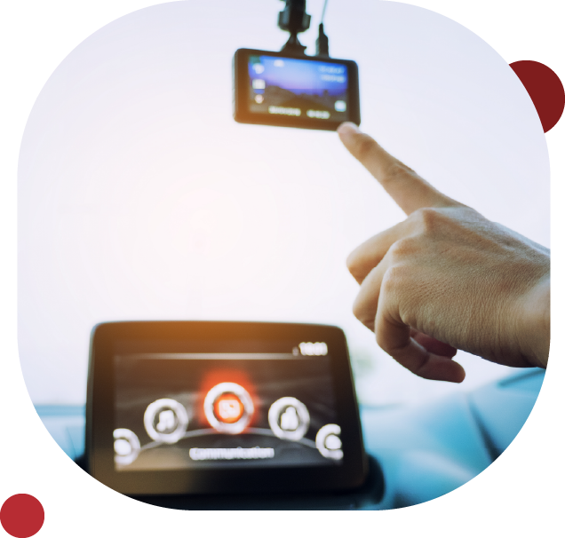 Imagem da seção 1 da landing page da Sillion. Pessoa apontando para uma câmera de monitoramento que está dentro da cabine do veículo.
