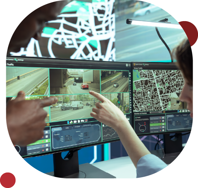 Imagem da seção 3 da landing page da Sillion. Pessoas apontando para monitores de um computador que está com câmeras de monitoramento mostrando na tela além de mapas e dados.